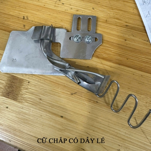 Cữ chắp có dây lé lắp cho máy vắt sổ